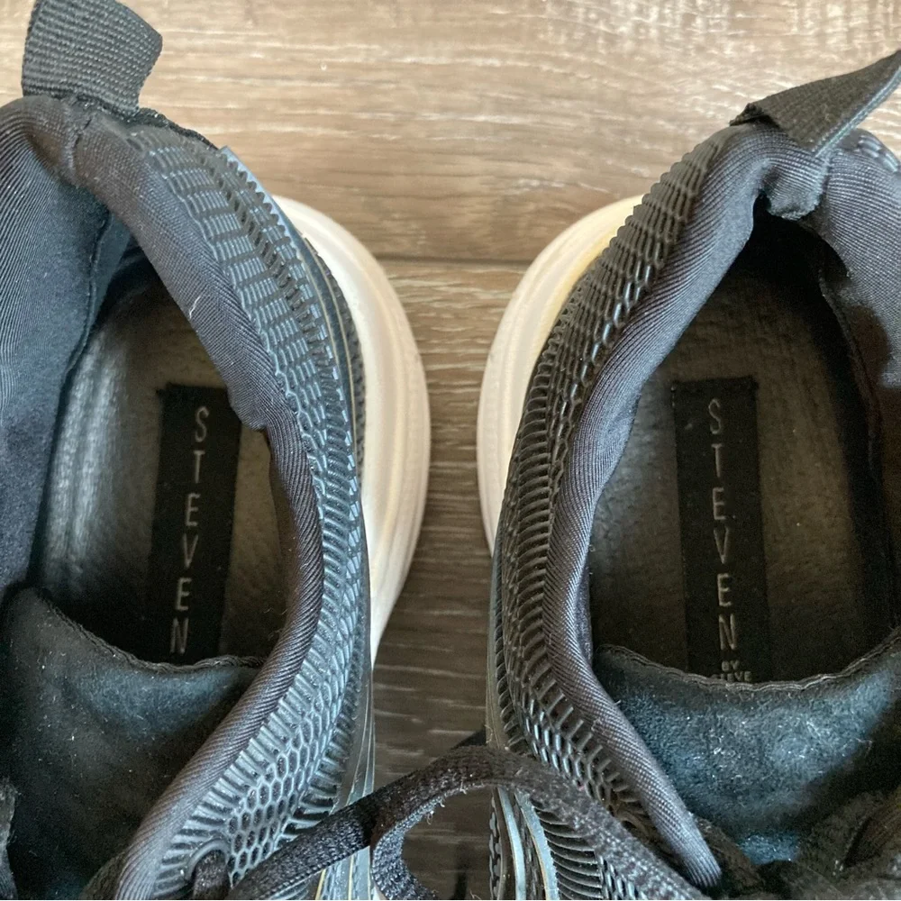 Steven By Steve Madden Massey Black and Gold Sneaker Sneaker Size 9